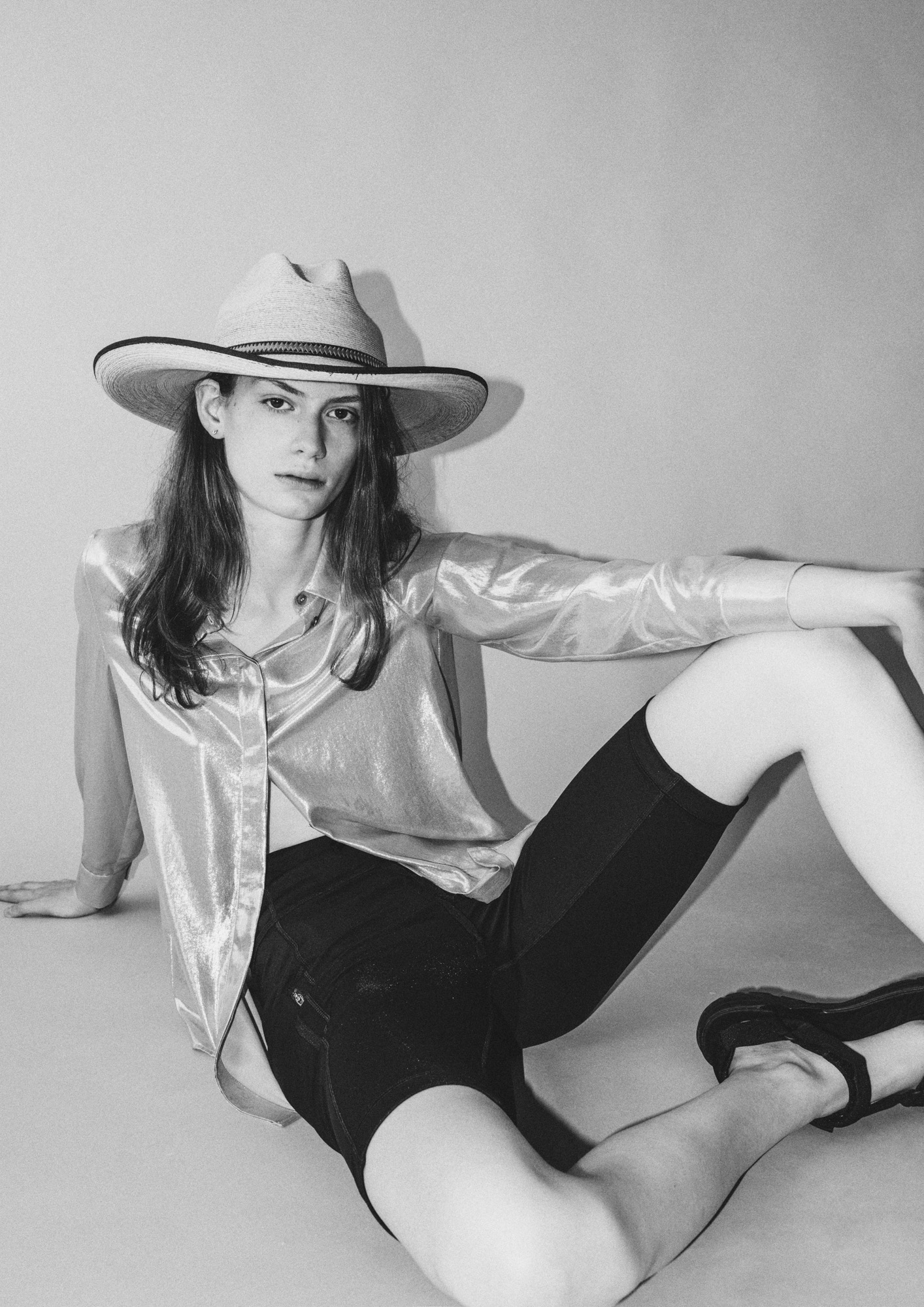 Шапка Sun Body Hats от Koncept 7, риза Pennyblack от Week & Shop MDL, клин H&M, сандали архив