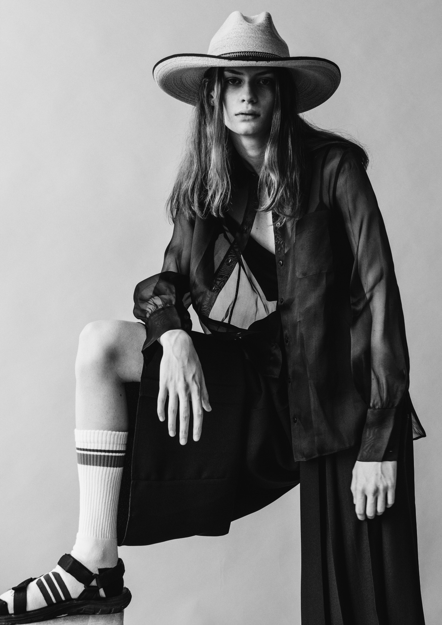 Шапка Sun Body Hats от Koncept 7? риза Marella, панталон Pennyblack от Week & Shop MDL, сандали архив, чорапи Stinky Socks