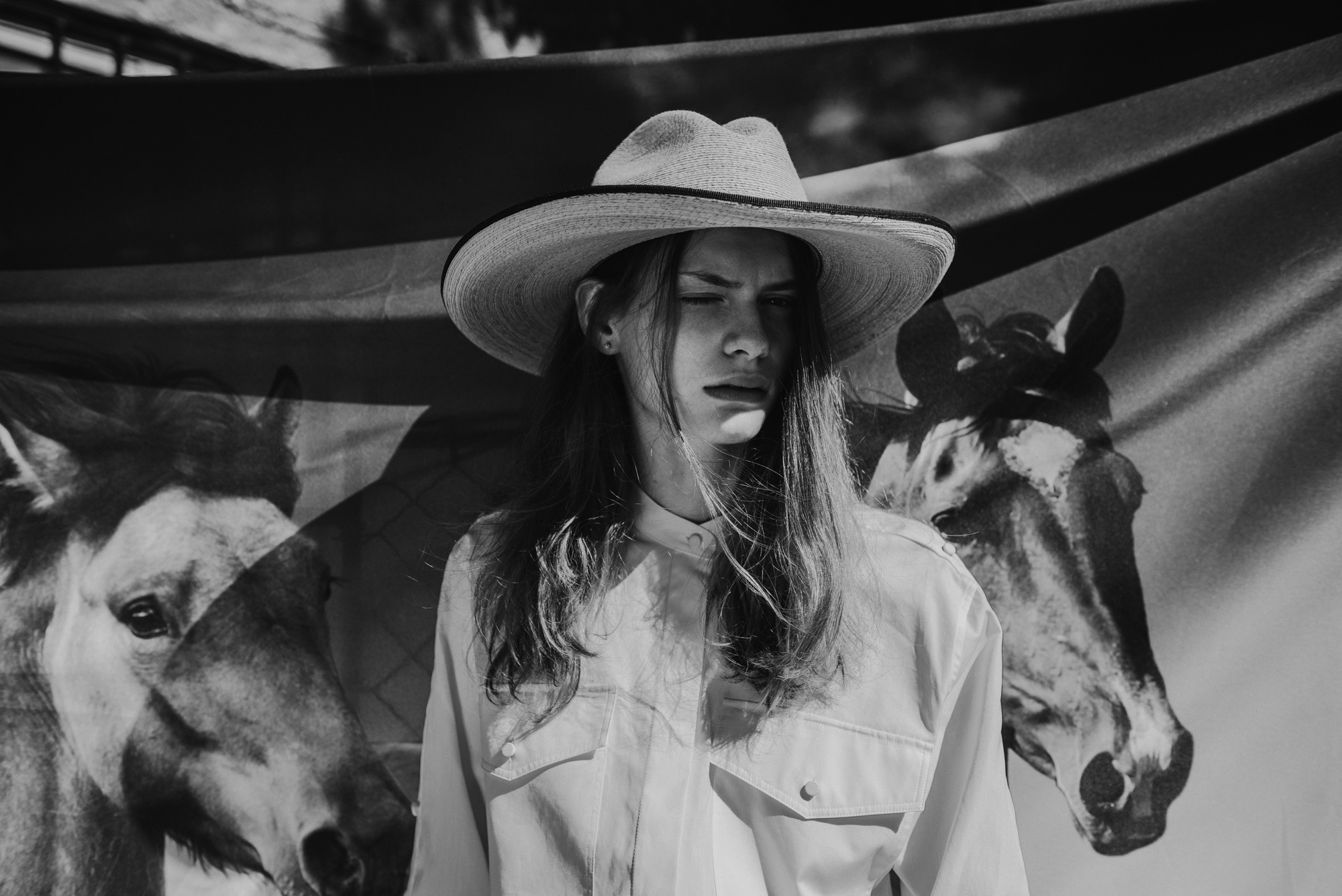 Риза Helmut Lang и шапка Sun Body Hats от Koncept 7