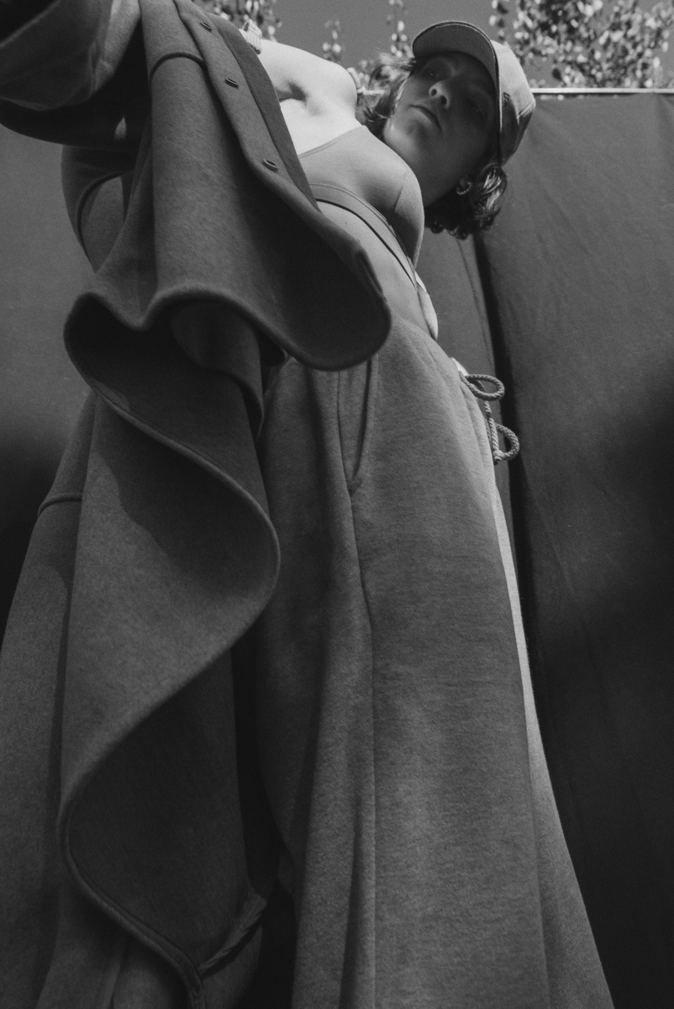 палто и обици H&M, бельо 05 studio, спортно долнище American Vintage от Collective, шапка архив