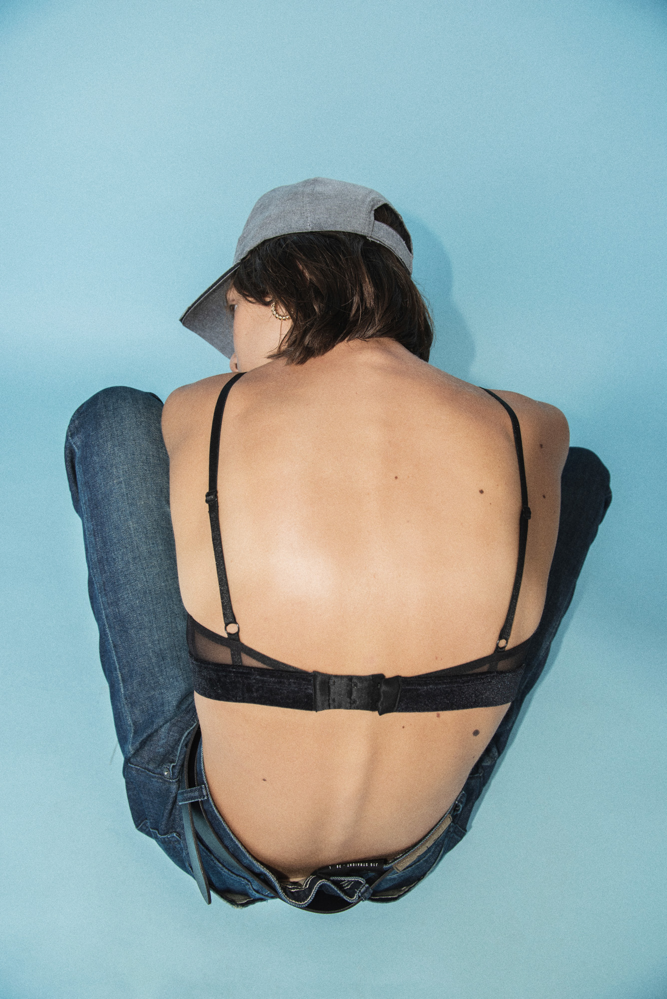дънки Armani Exchange, бельо 05 studio, обици H&M, шапка архив