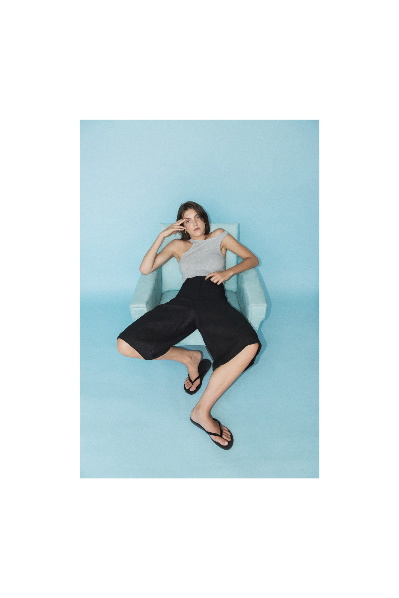 топ Theory от Koncept 7, бермуди H&M Studio Collection, чехли Havaianas от Collective, обици H&M
