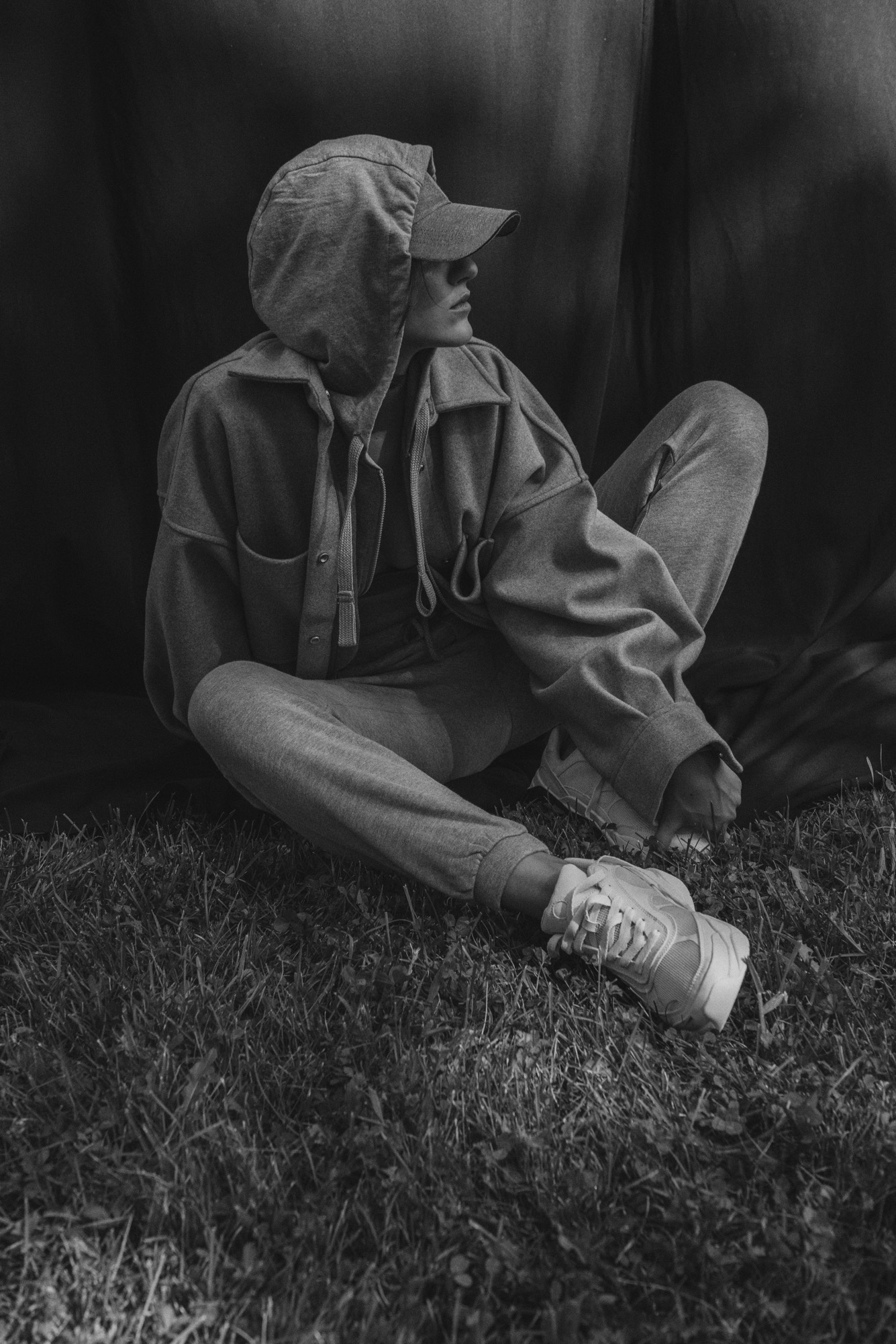 палто и маратонки H&M, суитшърт с качулка Emporio Armani  и спортно долнище American Vintage от Collective, шапка архив