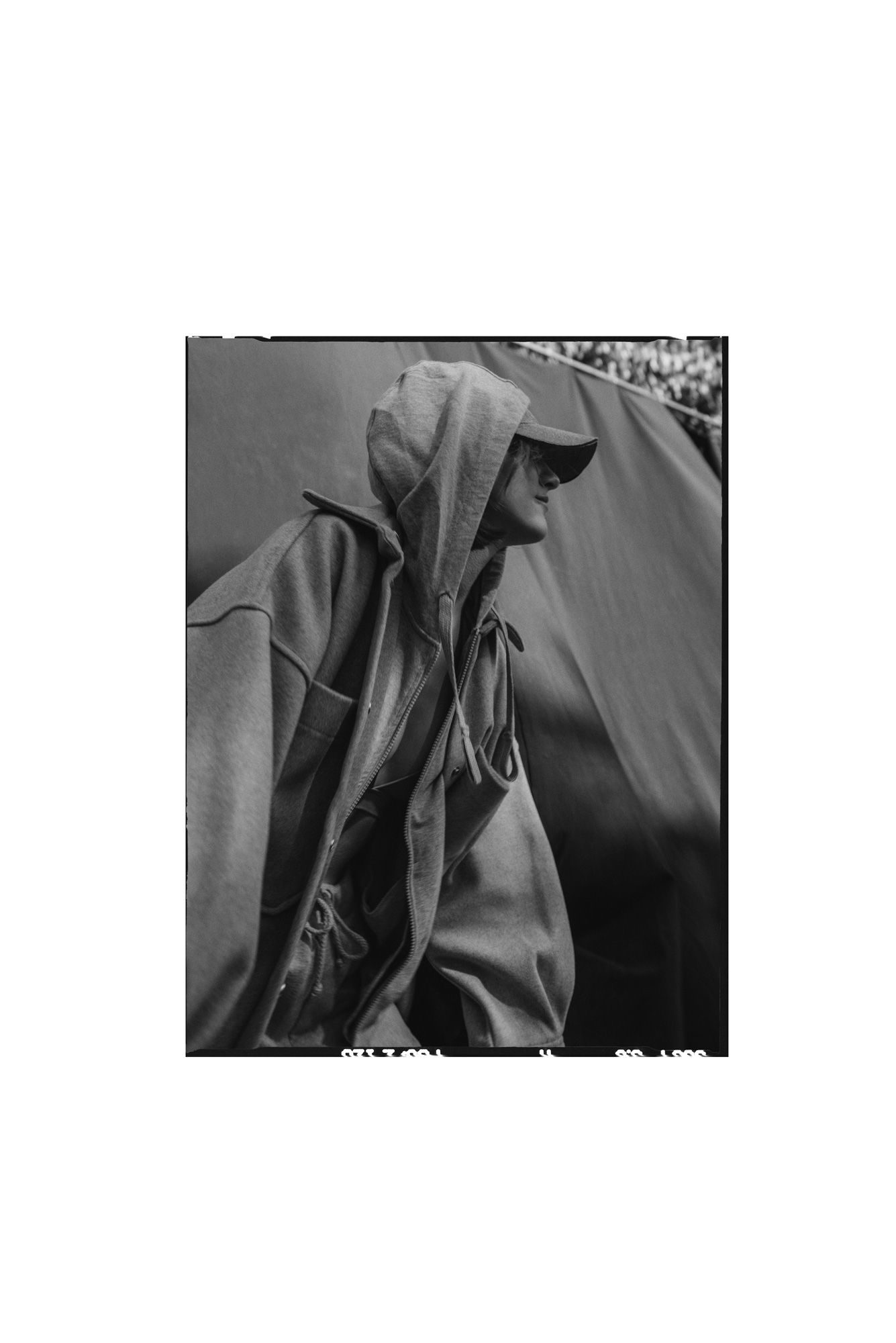 палто H&M, бельо 05 studio, суитшърт с качулка Emporio Armani  и спортно долнище American Vintage от Collective, шапка архив