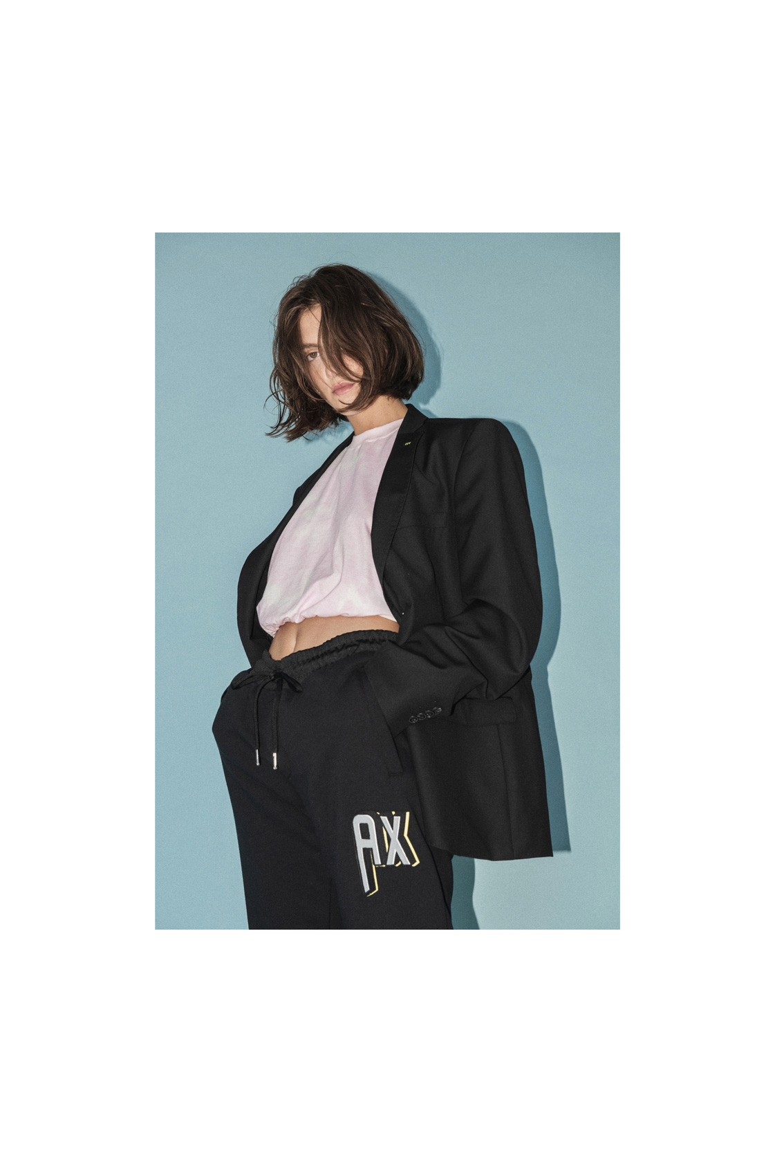тениска и спортно долнище Armani Exchange, сако Sseinse от Collective