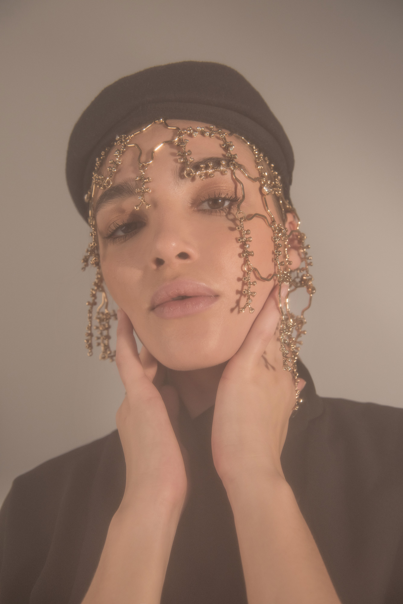 блуза Theory от Koncept 7 шапка Isabel Marant pour H&M украшение за тяло H&M Conscoius Excusive 2020