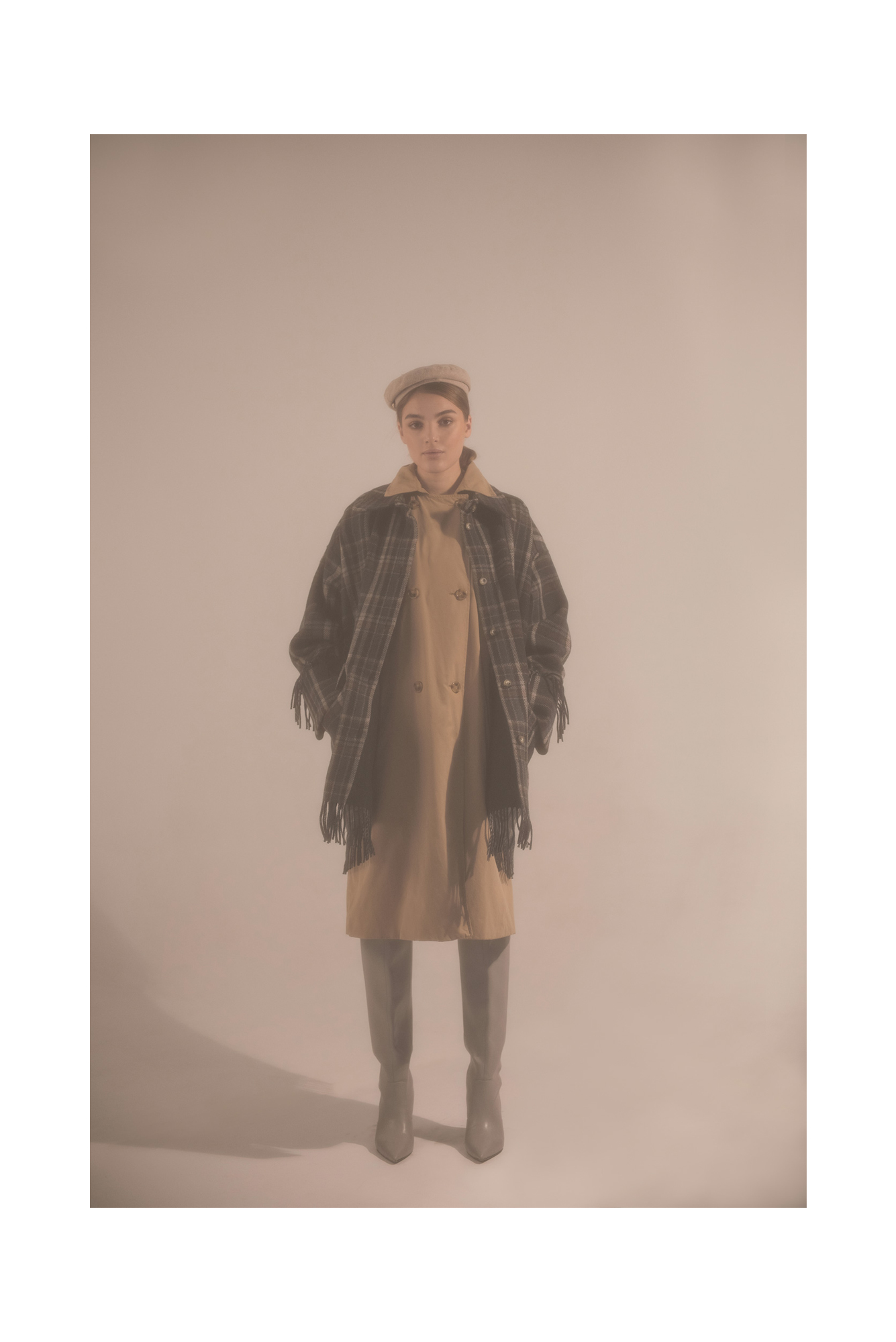 палто и ботуши H&M тренч и шапка архив