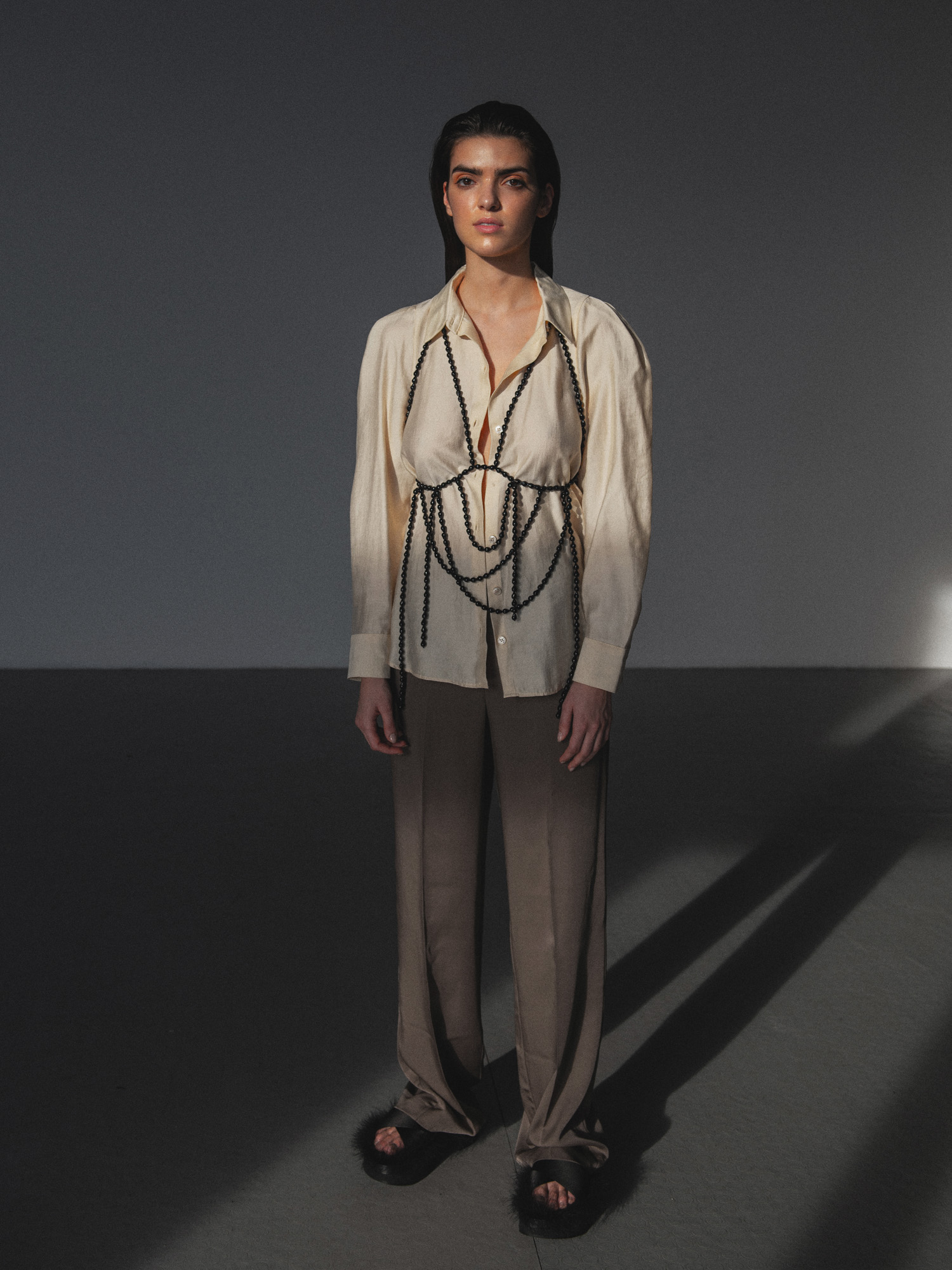 риза (архив), панталон Theory от Koncept7, обувки Simone Rocha x H&M , колие H&M Studio SS21