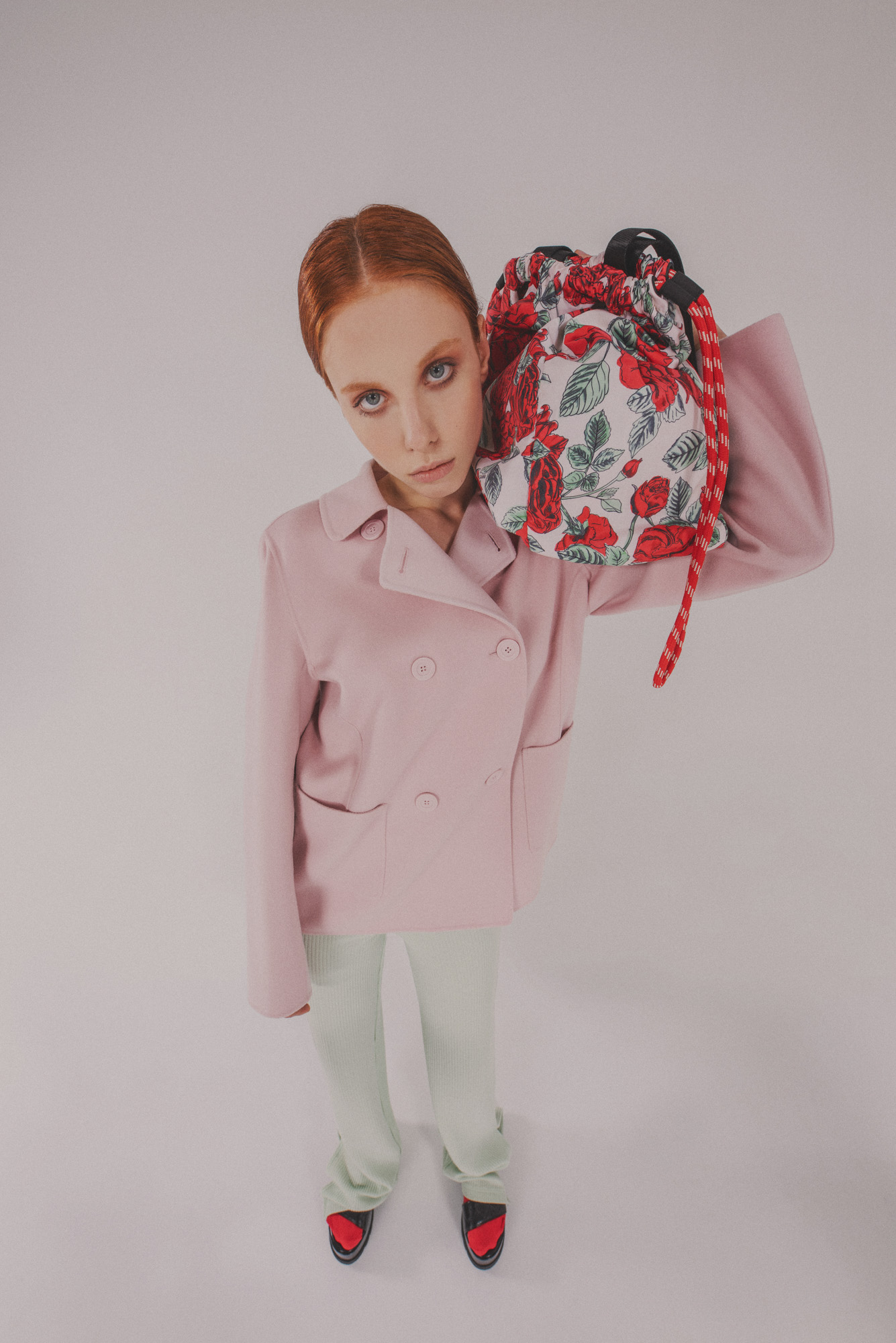 сако Max Mara , панталон H&M, сандали MARCCAIN, чанта Ganni от Koncept 7