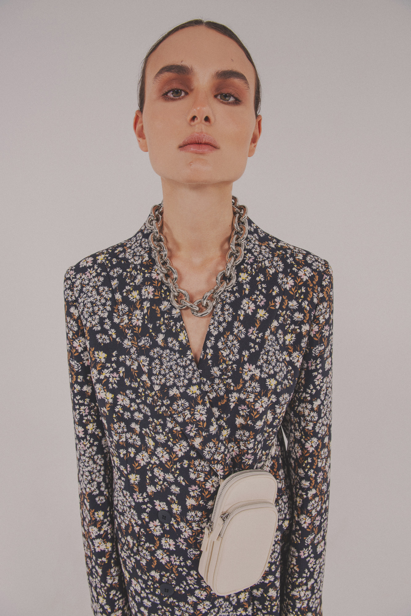 сако Max Mara  и колие Max Mara, чанта H&M