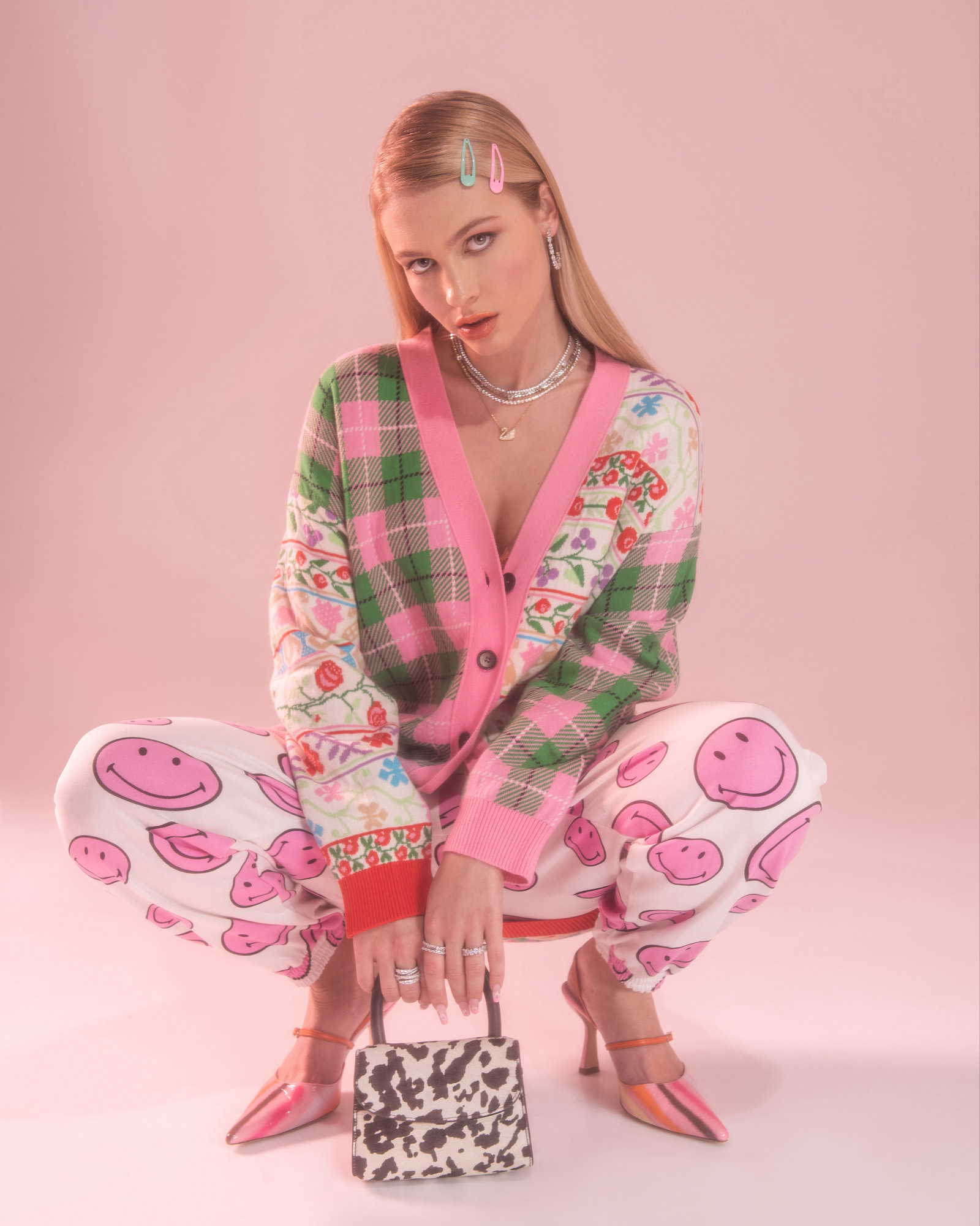 Жилетка MSGM от Love Labels, спортен панталон Bershka, обувки и чанта By Far, бижута Swarovski