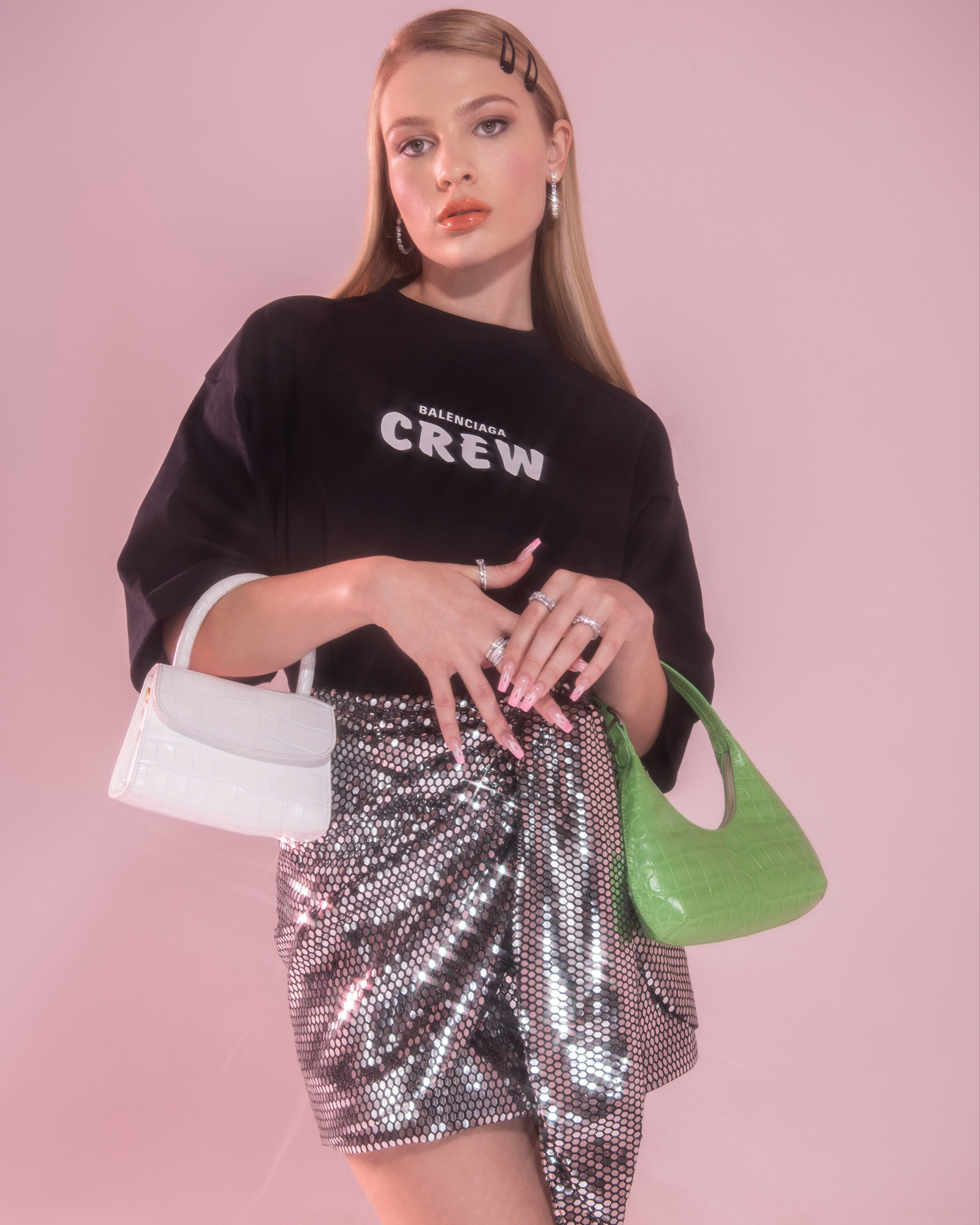 Тениска Balenciaga, пола Zara, чанти By Far, бижута Swarovski