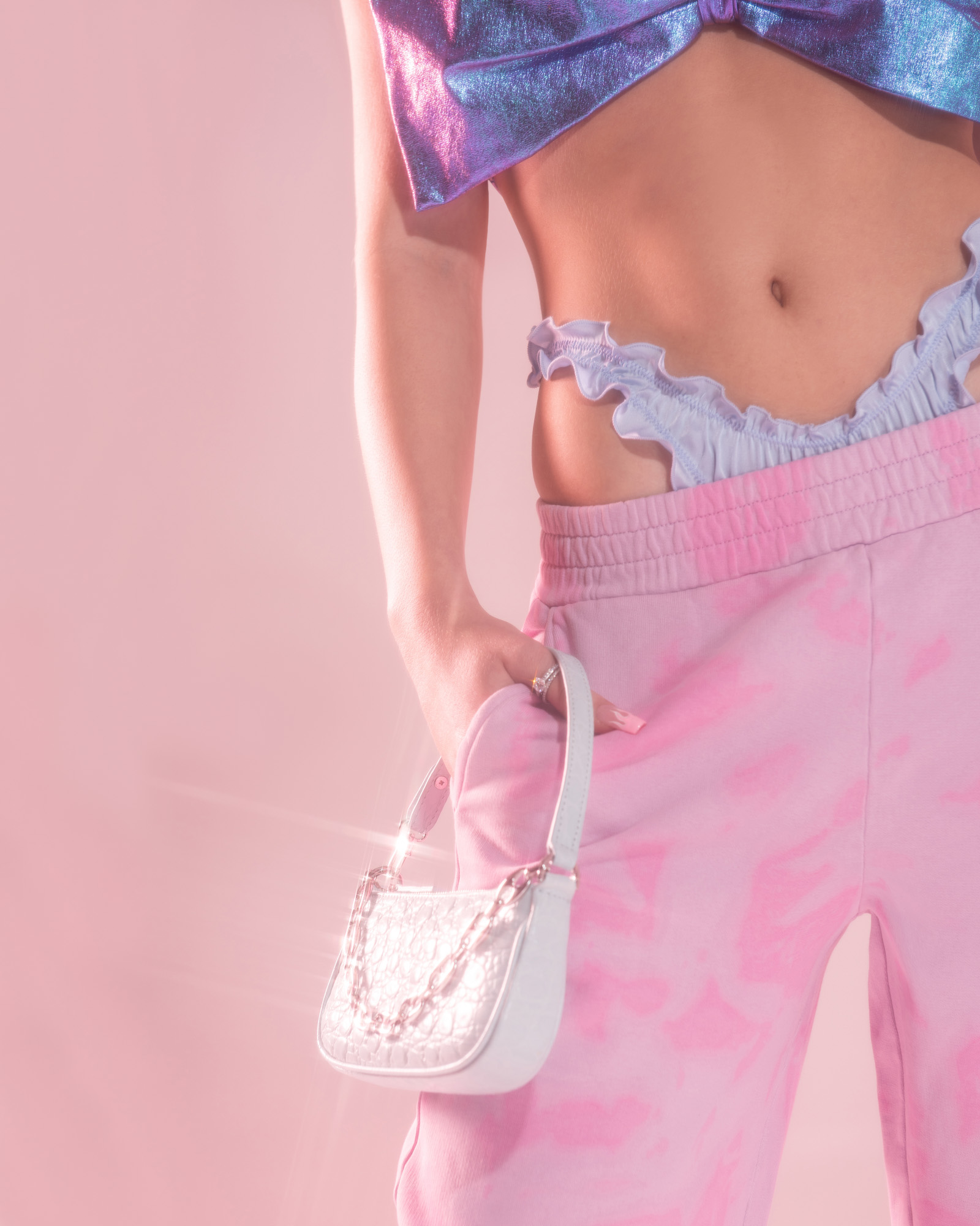 Топ Zara Studio, спортен панталон Versace Jeans Couture от Scandal, чанта By Far, колиета и пръстени Swarovski, обици Alessandra Rich