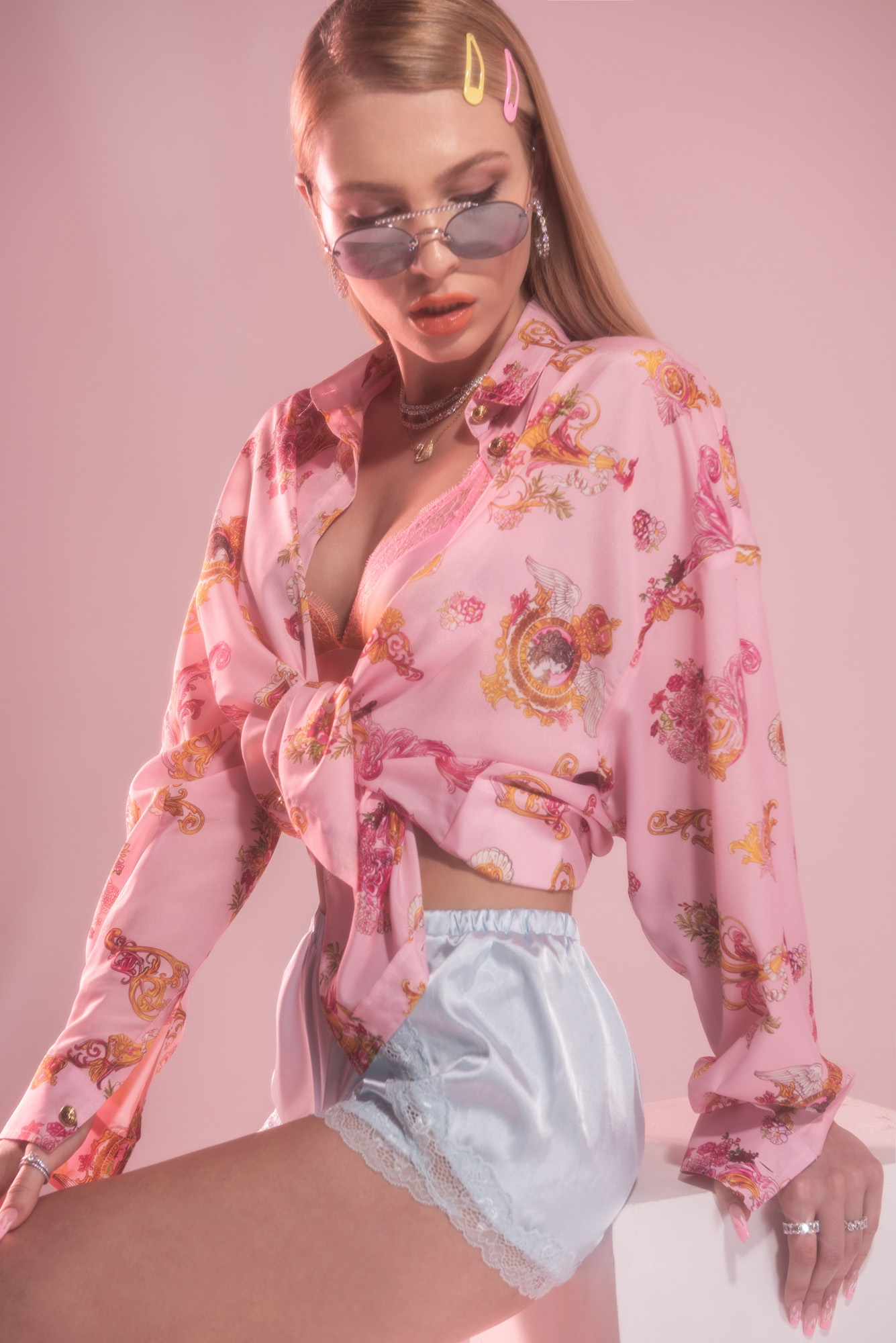 Риза Versace Jeans Couture от Scandal, сутиен Love Stories от Love Labels, бижута Swarovski